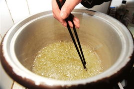 成都蜂蜜制假黑幕曝光 白糖和白礬兌水